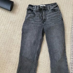 Curve Love Ultra High Rise Ankle Straight Jeans
GREY 24 short A&F